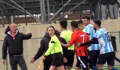 Sahaya girip orta hakeme yumruk atan futbolcu serbest kaldı, kulübüyle ilişiği kesildi