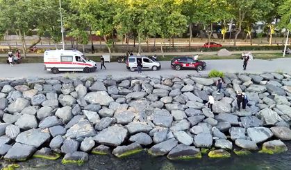 Avcılar'da kayalıklardan denize düşen kadını yunus polisleri kurtardı