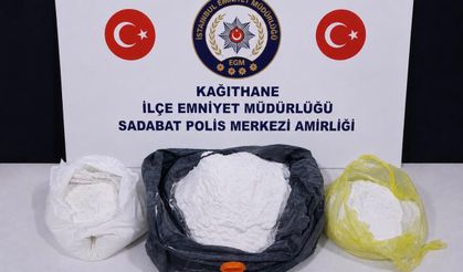 Kağıthane'de uyuşturucu deposuna çevrilen aile binasına baskın: 'Peçeteye sarıp yutuyoruz'