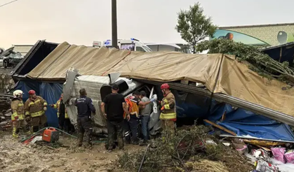 Manisa'da üç aracın karıştığı zincirleme kaza: 2 ölü, 4 yaralı