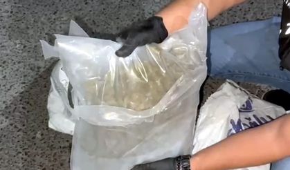Aracının motor kısmına gizlediği uyuşturucuları piyasaya sürmek isterken yakalandı