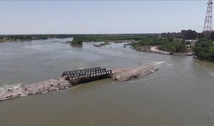 Türkiye'nin desteğiyle Fırat Nehri üzerine yüzer köprü kuruldu