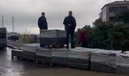 Avcılar'da rögarlar taştı; sokaklar su altında kaldı