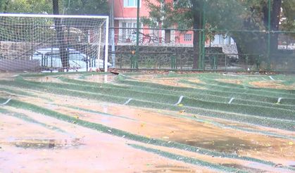 Beykoz'da sağanak sonrası spor kulübünün soyunma odaları çamurla doldu