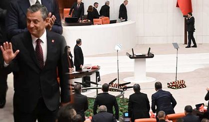 Özgür Özel, CHP'lilerin neden Erdoğan'ı ayakta karşıladığını açıkladı