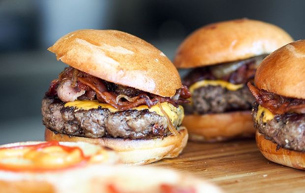 Meşhur hamburger zinciri de listede! 'Dana eti' diye bakın ne yedirmişler...