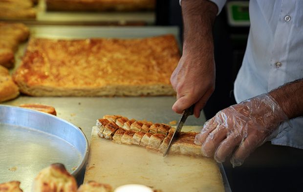 İstanbul'un göbeğindeki meşhur börekçide skandal! Kıyma diye bakın ne yedirmişler