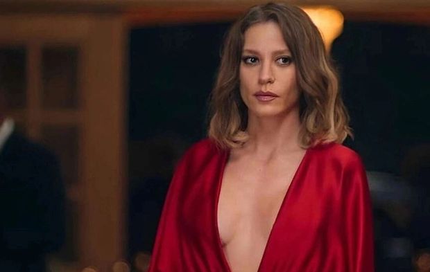 Serenay Sarıkaya'nın yeni imajı dikkat çekti! İşte ünlü oyuncunun şaşırtan değişimi