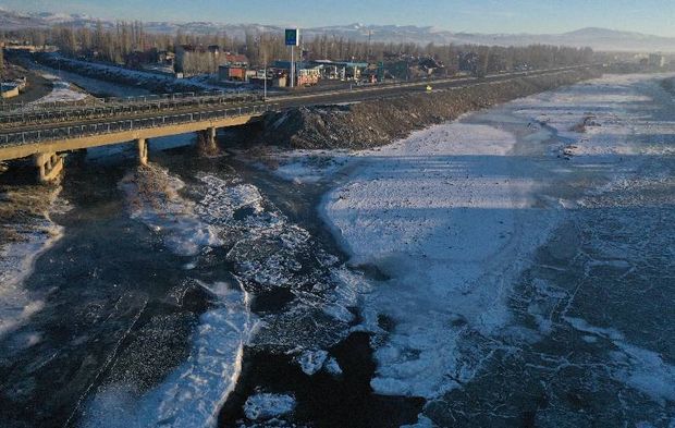 Hava sıcaklığı -17 dereceye düştü! Murat Nehri'nin bir kısmı dondu!