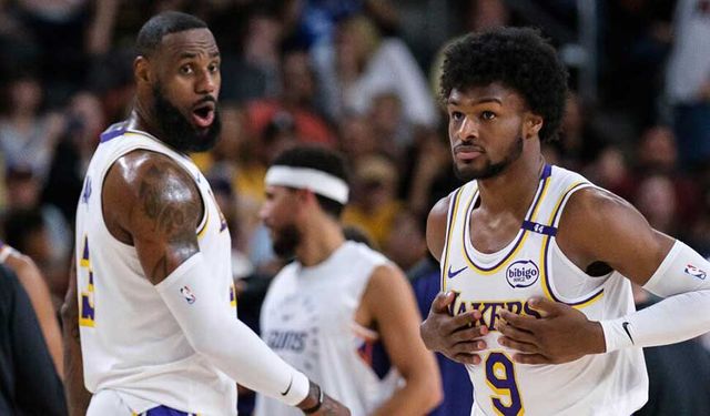 LeBron James NBA tarihine geçti! Oğlu ile aynı anda parkeye çıktı