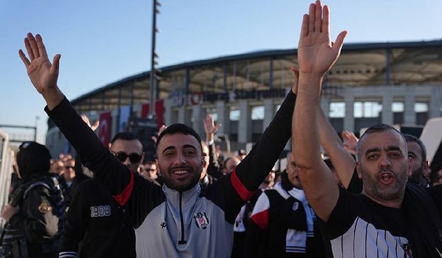 Beşiktaş taraftarı tezahüratlar eşliğinde RAMS Park'a ulaştı