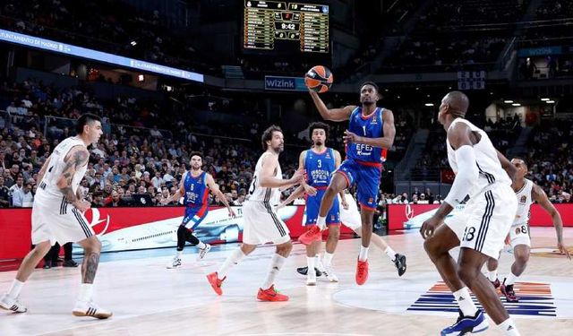 Anadolu Efes Real Madrid'i devirdi