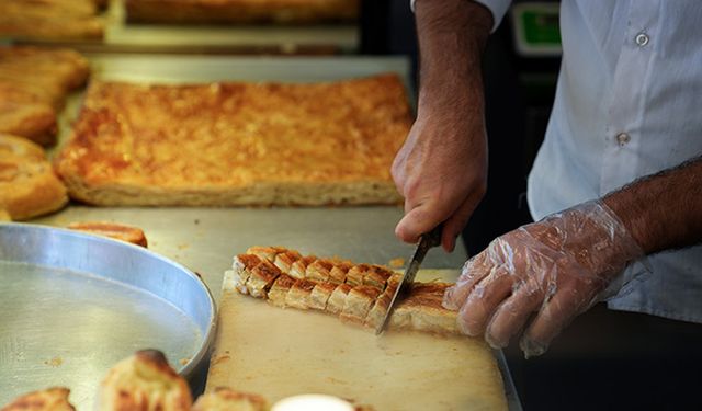 İstanbul'un göbeğindeki meşhur börekçide skandal! Kıyma diye bakın ne yedirmişler