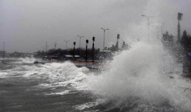 Marmara'yı lodos vurdu, deniz ulaşımı durdu