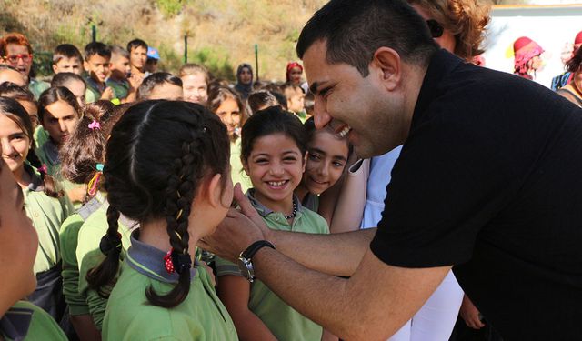 Kuşadası'nda eğitime destekte Başkan Ömer Günel farkı