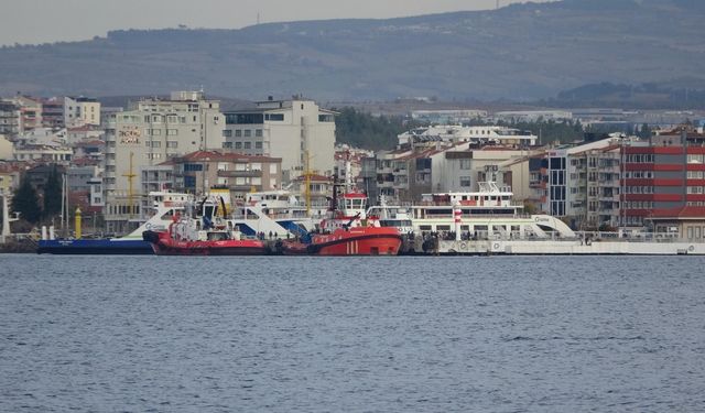 Gökçeada ve Bozcaada feribot seferlerine 'fırtına' engeli