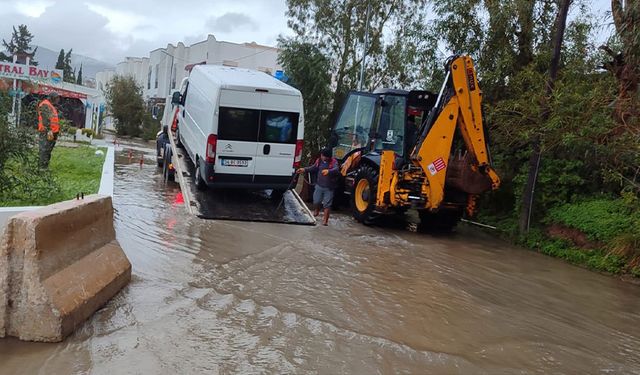 Bodrum'u sağanak vurdu! Yollar su altında kaldı