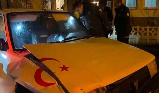 'Dur' ihtarına uymadı, 2'si polis 3 araca çarptı