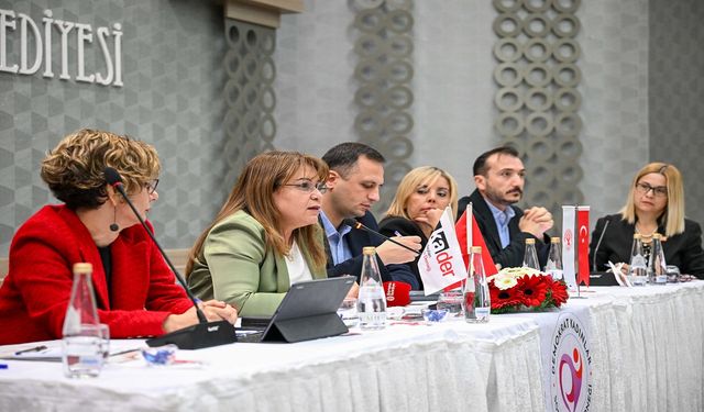 Bornova Belediyesi’nden kadın haklarına duyarlı panel