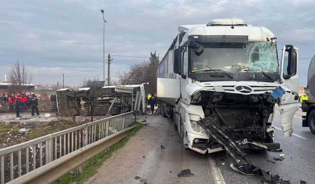 Balıkesir'de okul servisi ile tır çarpıştı! 28 yaralı, 3'nün durumu kritik