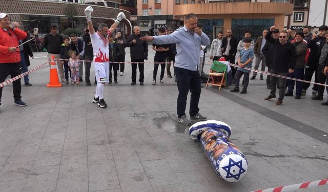 Rize'de ilginç protesto! Netanyahu'yu yumrukladı