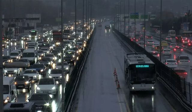 İşten eve gidecekler dikkat! İstanbul'da trafik kilit