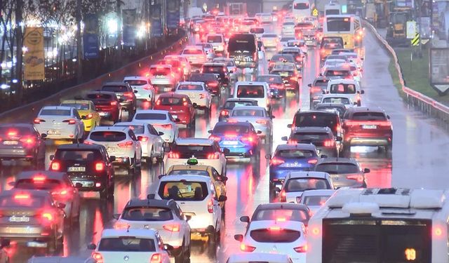 Yeni haftanın ilk iş gününde İstanbul'da trafik kilit!