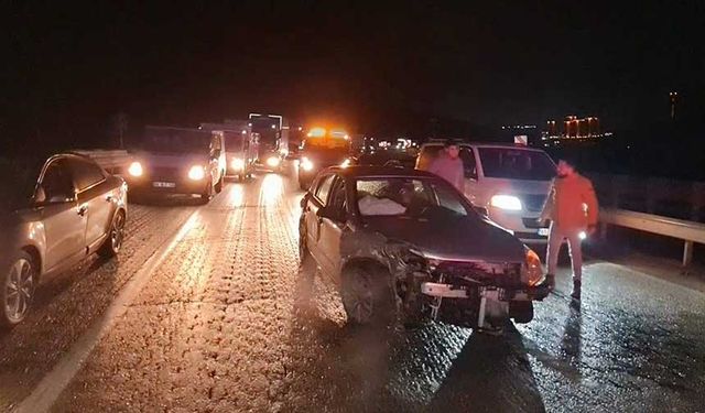 Trafik kazasında yaralananlara müdahale eden sağlıkçılara araba çarptı