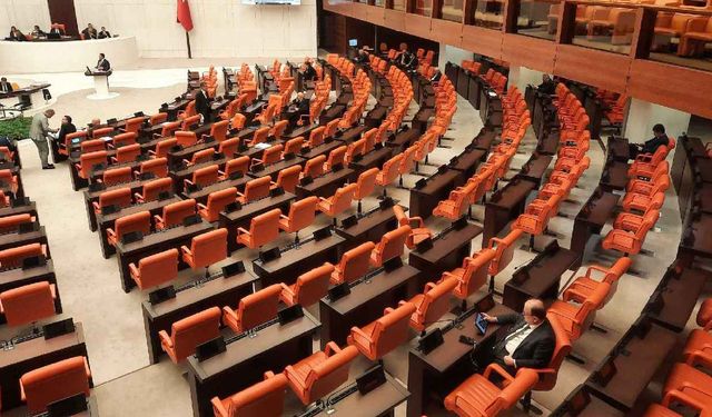 TBMM'de emekli ikramiyesi görüşülürken AKP sıraları boş kaldı