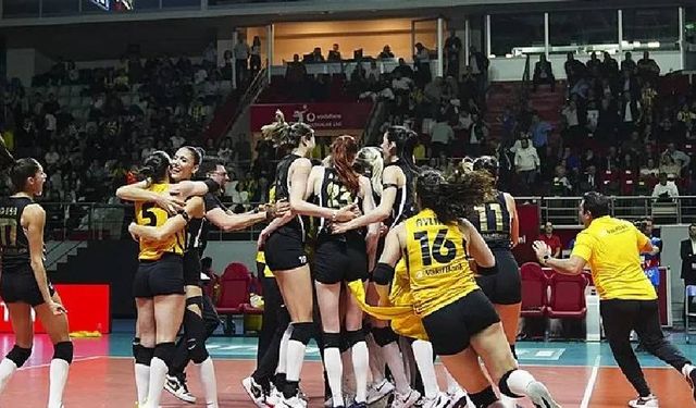 VakıfBank, Fenerbahçe Medicana'yı altın sette mağlup ederek turladı