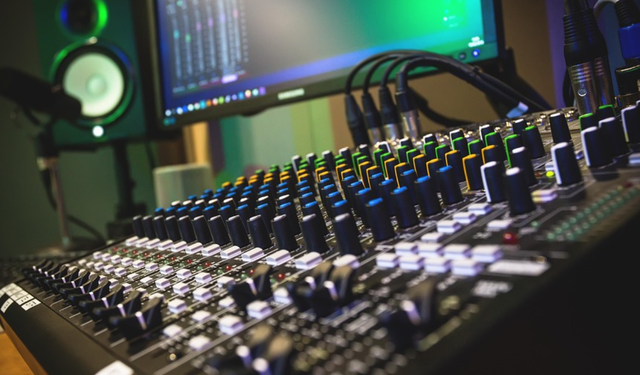 Yapay zeka ile 6 ay radyo programı yaptı!