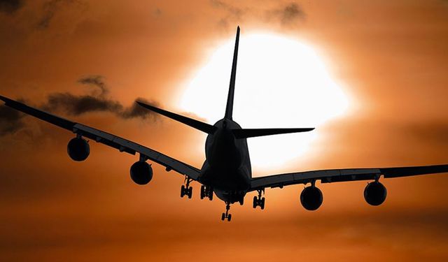 Kaptan tuvalete gitti yardımcı bayıldı! Uçak kendi kendine uçtu