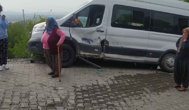 Öğrenci servisi ile otomobil çarpıştı! 9'u öğrenci 11 yaralı