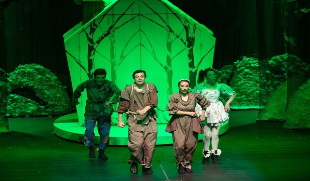 Şehir Tiyatrosu ‘Hansel ve Gretel Sesler Arşivi' oyununu çocuklarla buluşturdu