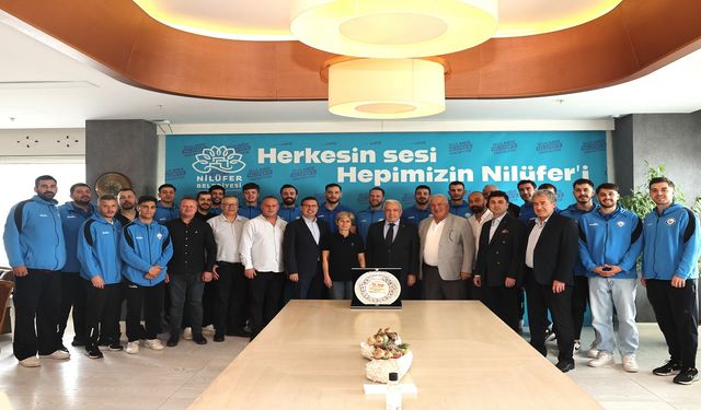 Hentbolcular başarılarını Başkan Şadi Özdemir’le paylaştı