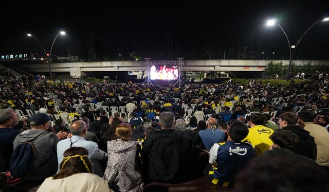 Fenerbahçe Beko’nun zaferi Kartal Neyzen Tevfik Meydanı’nda kutlandı