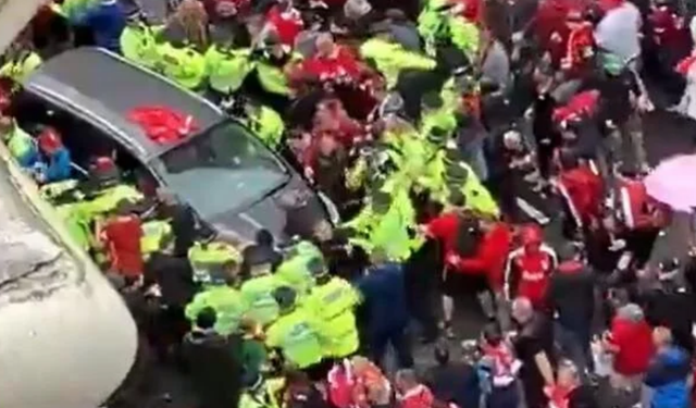 Şampiyonluk kutlayan Liverpool taraftarlarının arasına otomobil daldı!