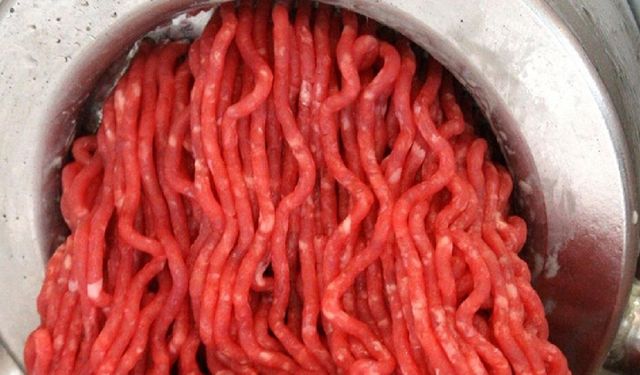Bu kasaptan uzak durun! Kıymanın içinden çıkanlar “yok artık” dedirtti