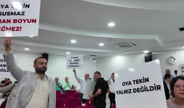 Seyhan Belediyesi Meclisi'nde Oya Tekin'in gözaltına alınmasına tepki