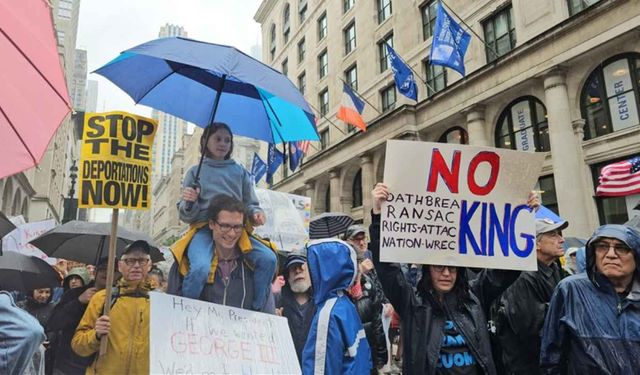 Trump'a doğum gününde protesto sürprizi! Milyonlarca kişi sokağa çıktı
