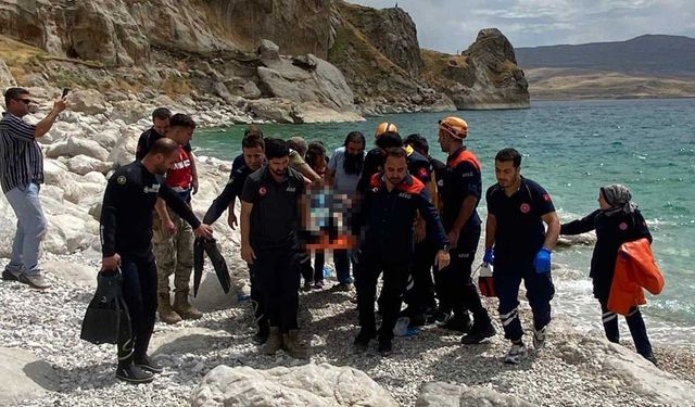 Van'dan acı haber! Serinlemek için girdiği göl sonu oldu