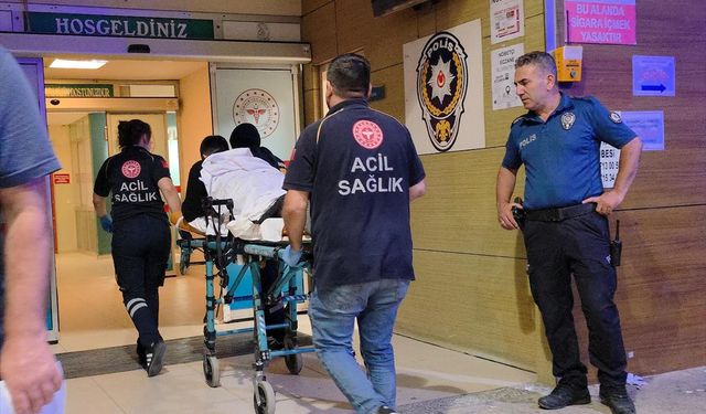 Kavgayı ayırmak istedi bıçaklandı