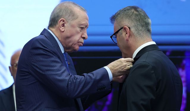 Telefonunu kapatıp AKP'ye geçen belediye başkanı sessizliğini rozet takılınca bozdu