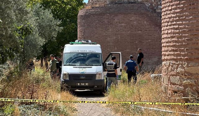 Tarihi surlarda erkek cesedi bulundu