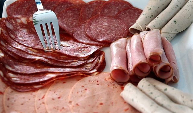 Bu markadan uzak durun! Salamın içinden çıkan mide bulandırdı