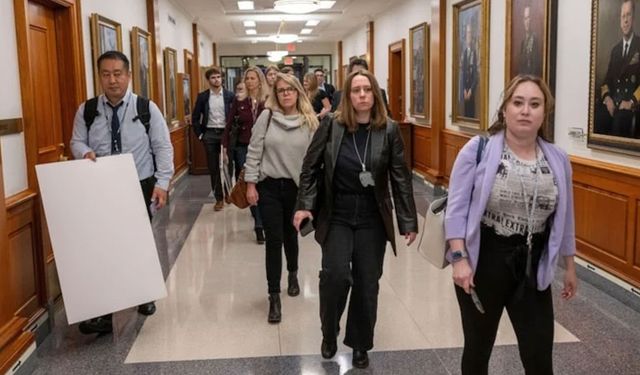 Gazeteciler kısıtlamalara isyan etti: Basın kartlarını bırakıp bakanlığı terk ettiler