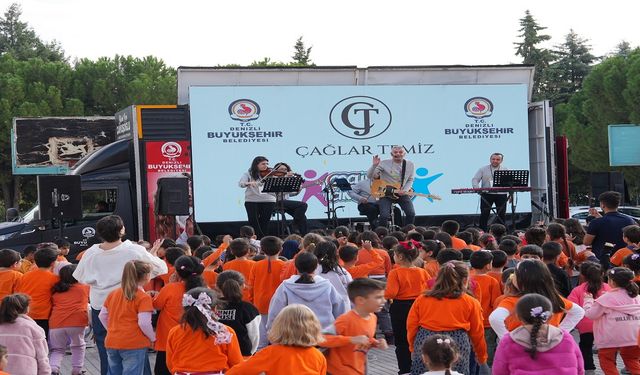 Denizli Büyükşehir, Cumhuriyet sevincini çocuklarla paylaşıyor