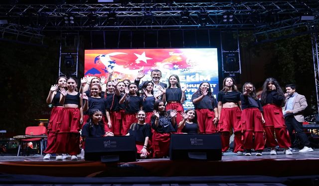Cumhuriyet coşkusu Denizli’de müzik ve dansla taçlandı