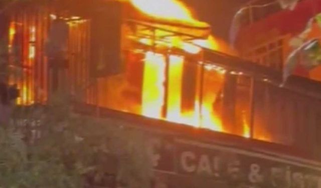 Sultangazi'de korku dolu gece! Dakikalar içinde alevler büyüdü