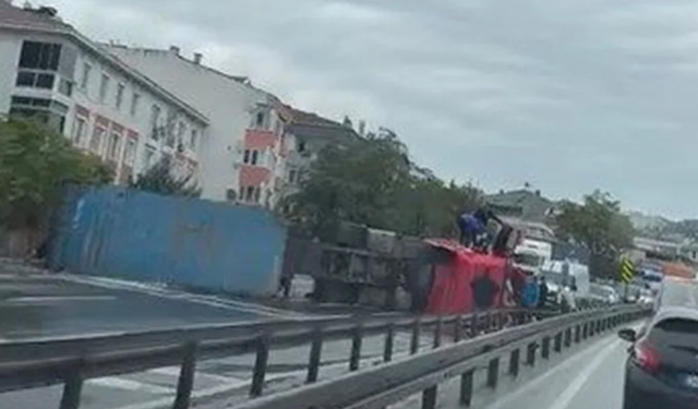 İstanbul'da TIR devrildi! Yol yeniden trafiğe açıldı